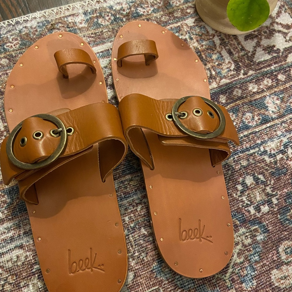 NWOT Beek slide sandals with buckle